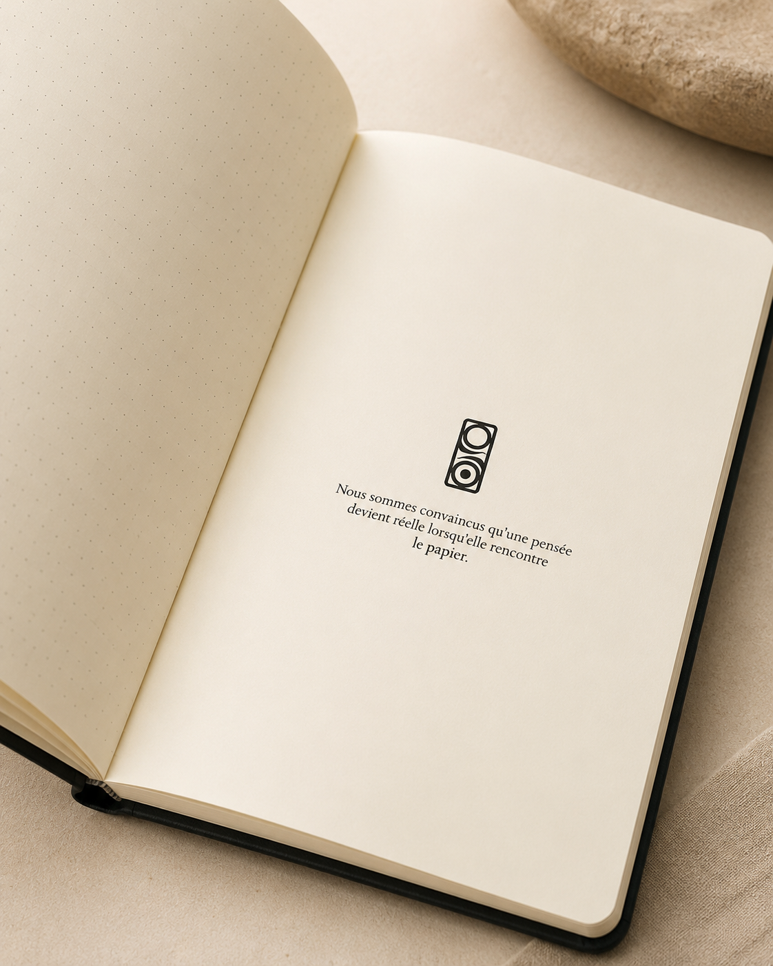 Carnet noir ouvert sur une page intérieure#Format_Grand format - noir